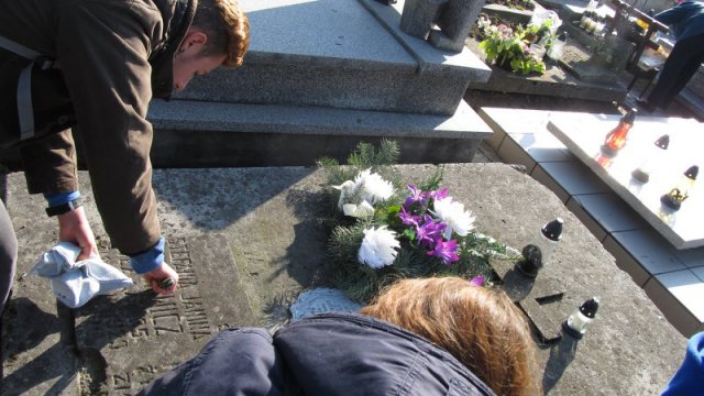 Umarłych wieczność dotąd trwa, dokąd pamięcią im się płaci…